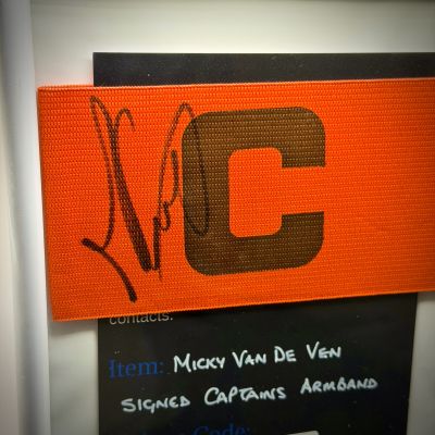 Micky Van de Ven Banderola de capitan cu autograf (semnata personal) + certificat de autenticitate + rama